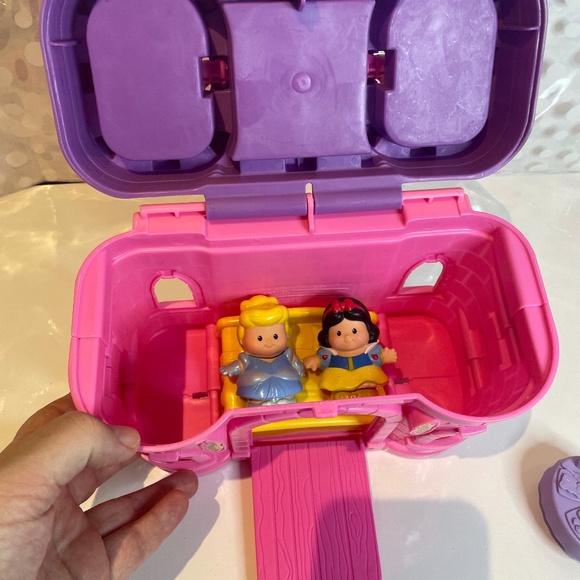 LITTLE PEOPLE FISHER PRICE PLAY AND N GO 🏰CASTLE - Picture 11 of 13